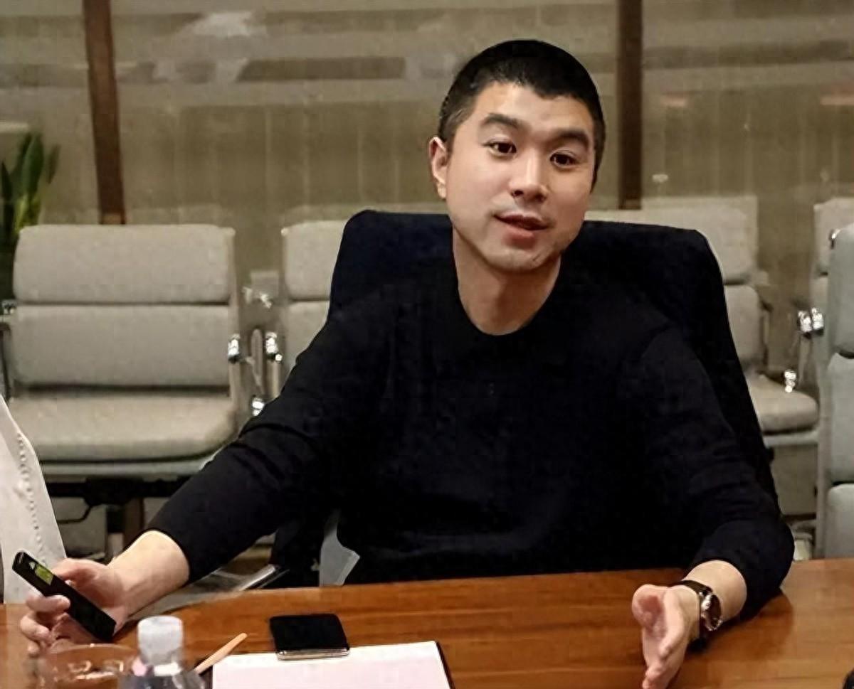 北京28-卷走53亿！又一大佬带全家跑路，欠中国银行20亿，投资者血本无归